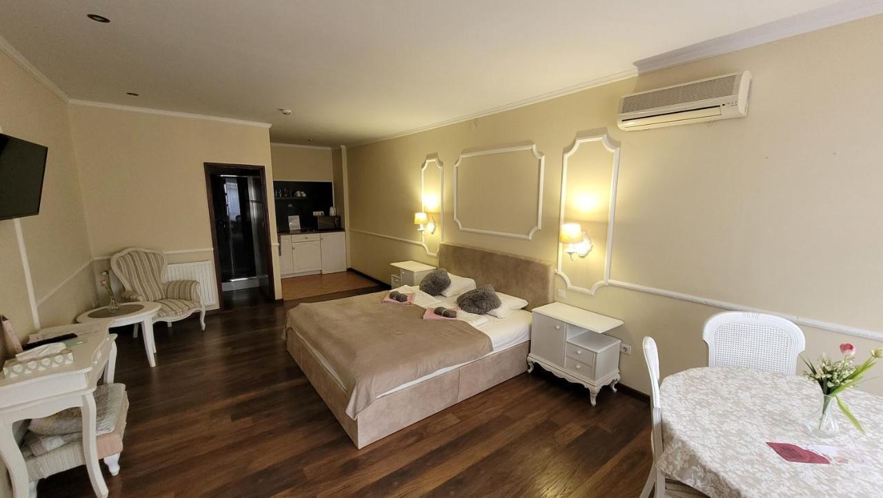 Guest House Romantika Panzio Дьюла Екстер'єр фото