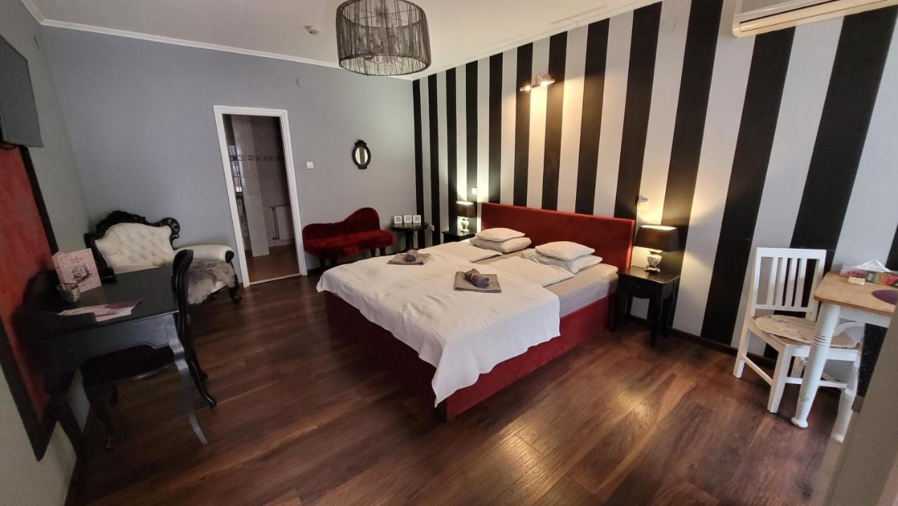 Guest House Romantika Panzio Дьюла Екстер'єр фото