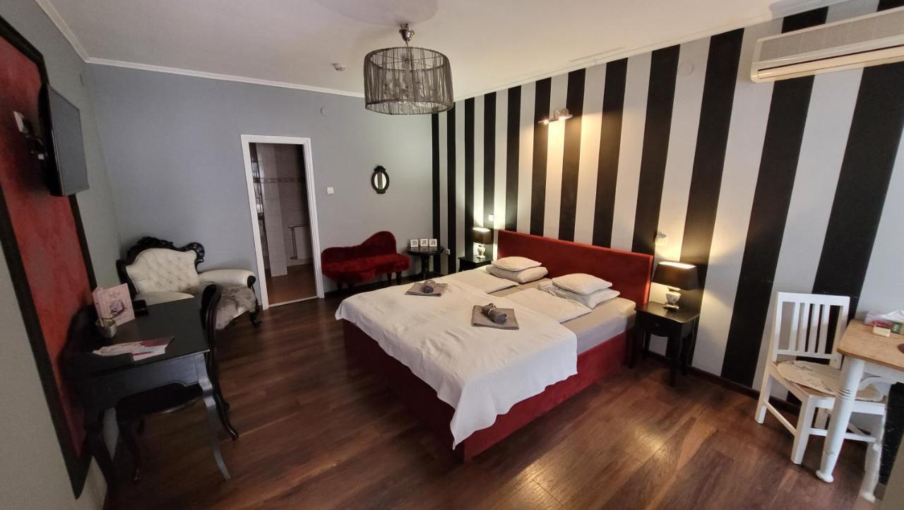 Guest House Romantika Panzio Дьюла Екстер'єр фото
