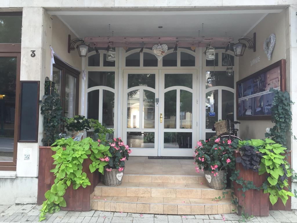 Guest House Romantika Panzio Дьюла Екстер'єр фото