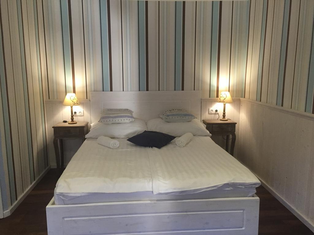 Guest House Romantika Panzio Дьюла Екстер'єр фото