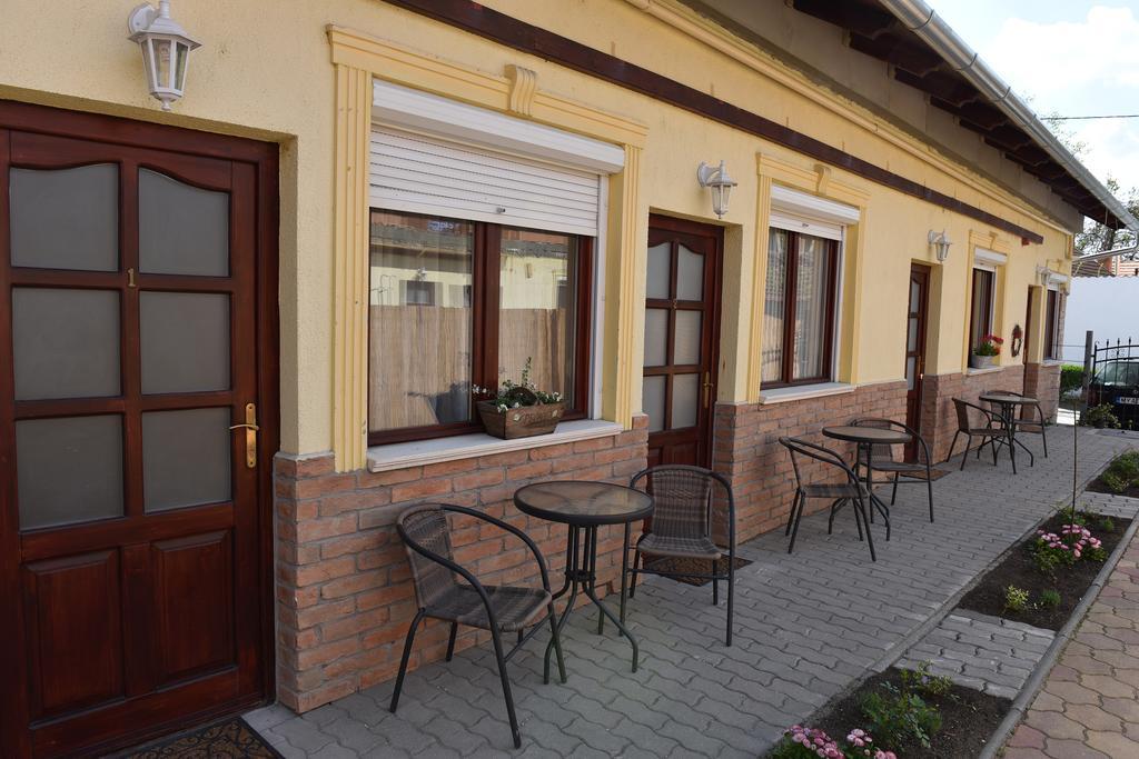 Guest House Romantika Panzio Дьюла Екстер'єр фото