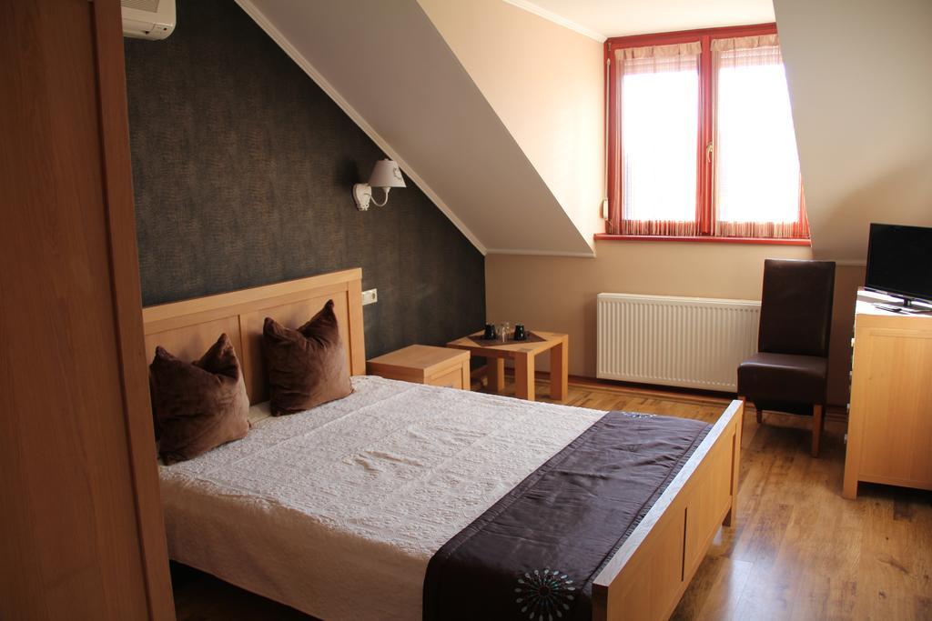 Guest House Romantika Panzio Дьюла Екстер'єр фото