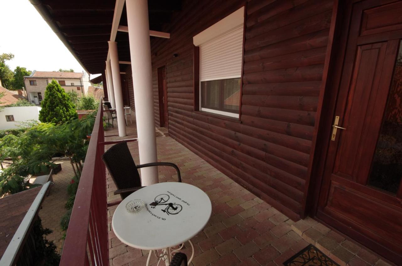 Guest House Romantika Panzio Дьюла Екстер'єр фото